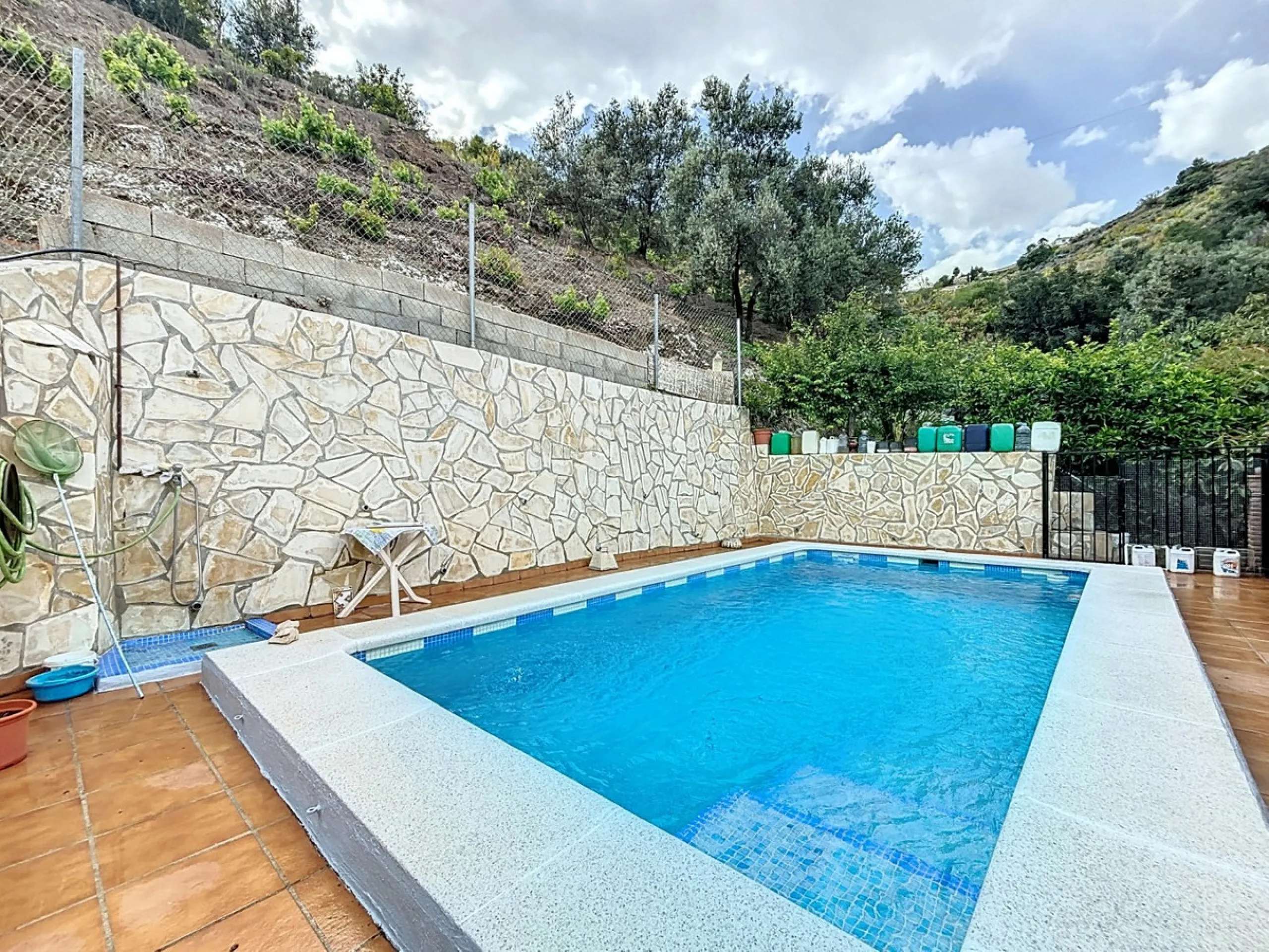 Move in, feel at home and enjoy life this charming, detached house, built in 2013, combines modern comfort with rural tranquility. Its the perfect place for those who value independence, space and privacy. At the heart of the home is the spacious living r