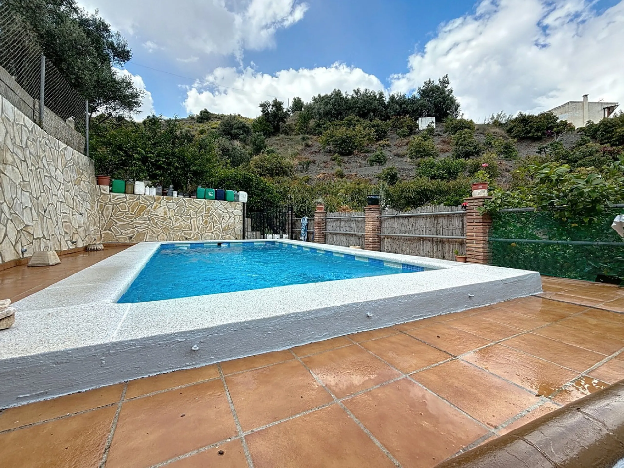 Move in, feel at home and enjoy life this charming, detached house, built in 2013, combines modern comfort with rural tranquility. Its the perfect place for those who value independence, space and privacy. At the heart of the home is the spacious living r
