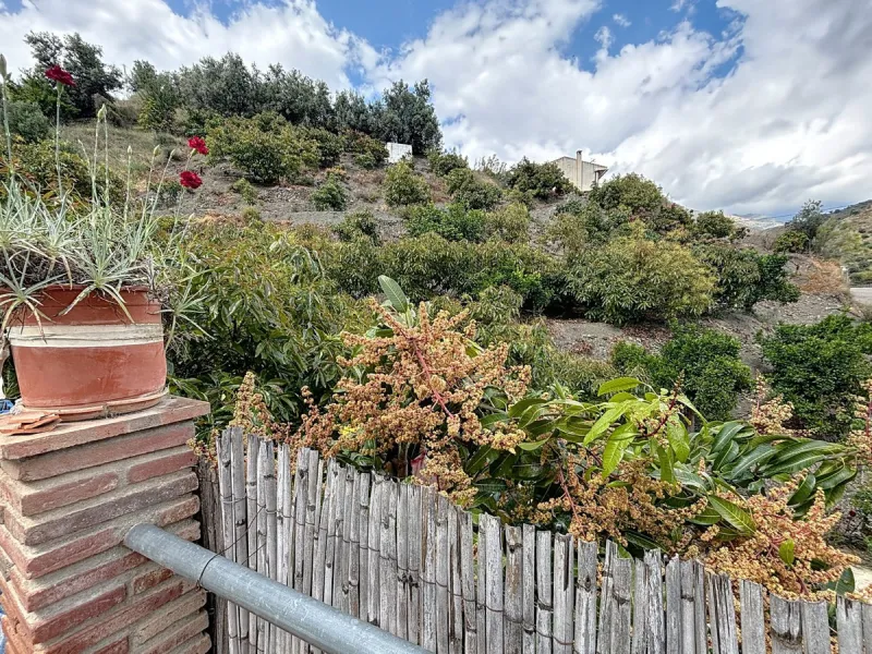 Move in, feel at home and enjoy life this charming, detached house, built in 2013, combines modern comfort with rural tranquility. Its the perfect place for those who value independence, space and privacy. At the heart of the home is the spacious living r