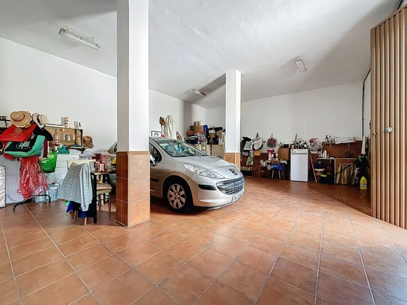 Move in, feel at home and enjoy life this charming, detached house, built in 2013, combines modern comfort with rural tranquility. Its the perfect place for those who value independence, space and privacy. At the heart of the home is the spacious living r
