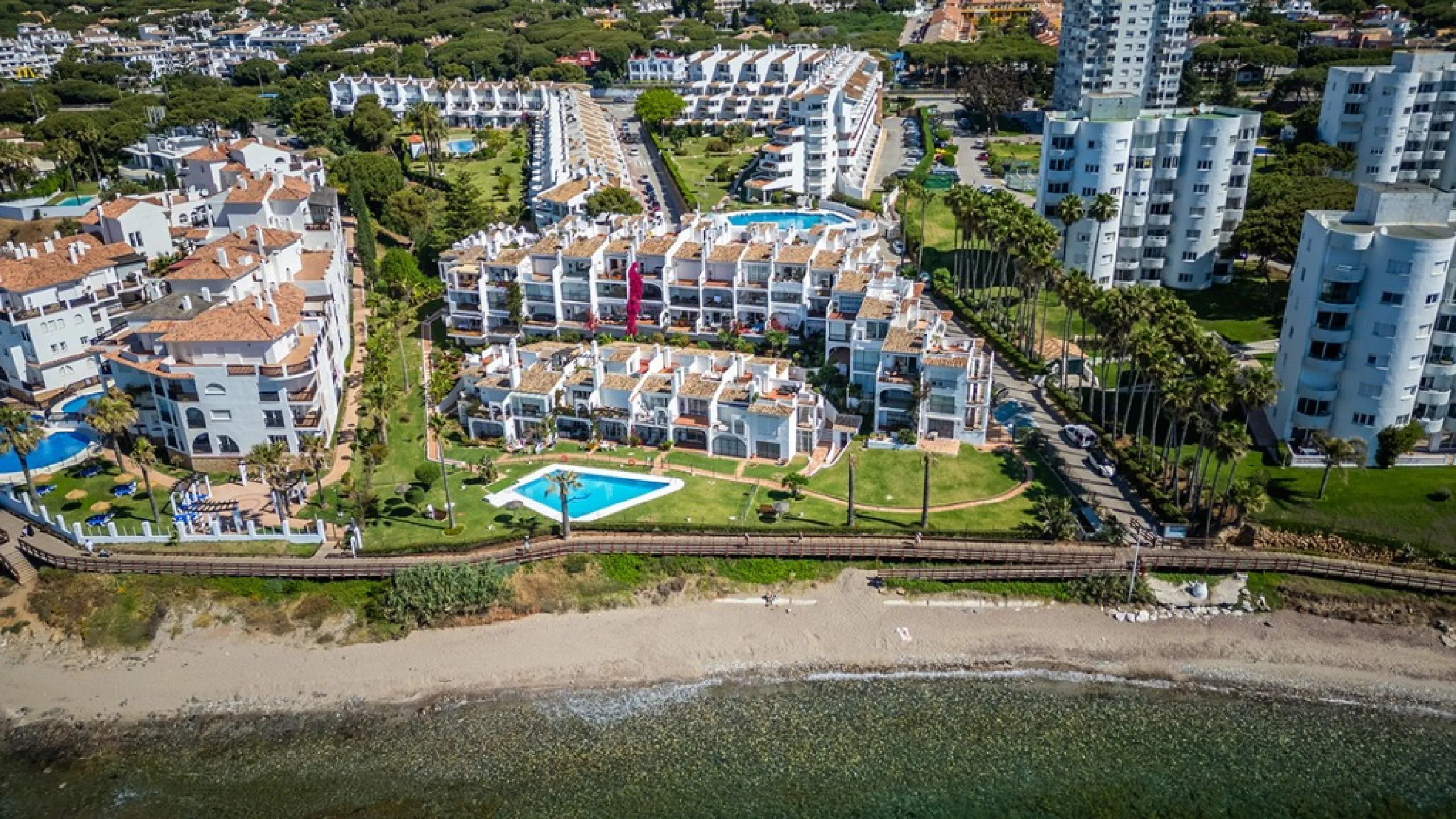 Penthouse in Calahonda in second line beach with amazing sea views and offering on two levels two bedrooms, two bathrooms, a kitchen, bright living room with sunny terrace and a roof terrace with views to the Mediterranean Sea and with sun all day. Sold f