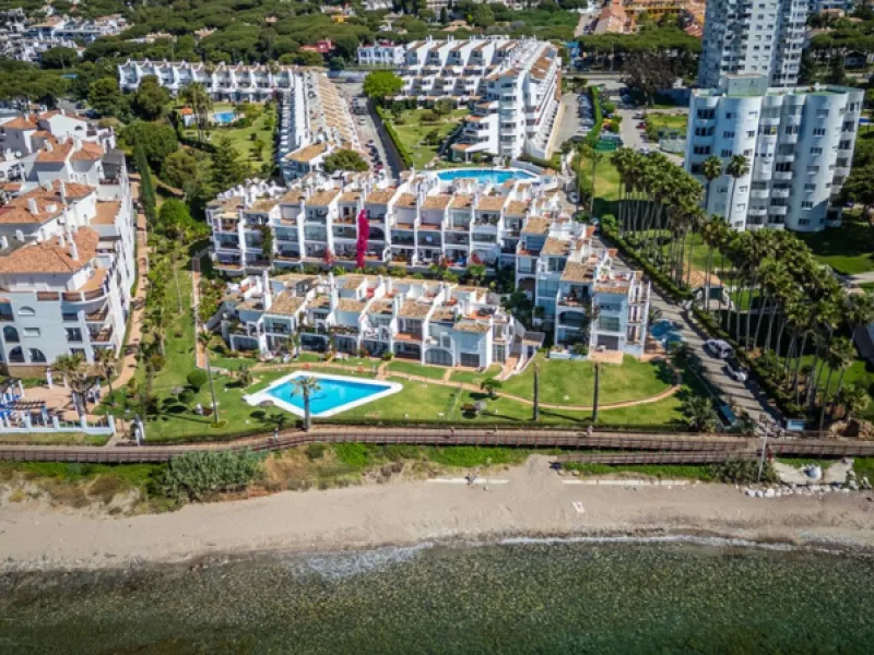 Penthouse in Calahonda in second line beach with amazing sea views and offering on two levels two bedrooms, two bathrooms, a kitchen, bright living room with sunny terrace and a roof terrace with views to the Mediterranean Sea and with sun all day. Sold f