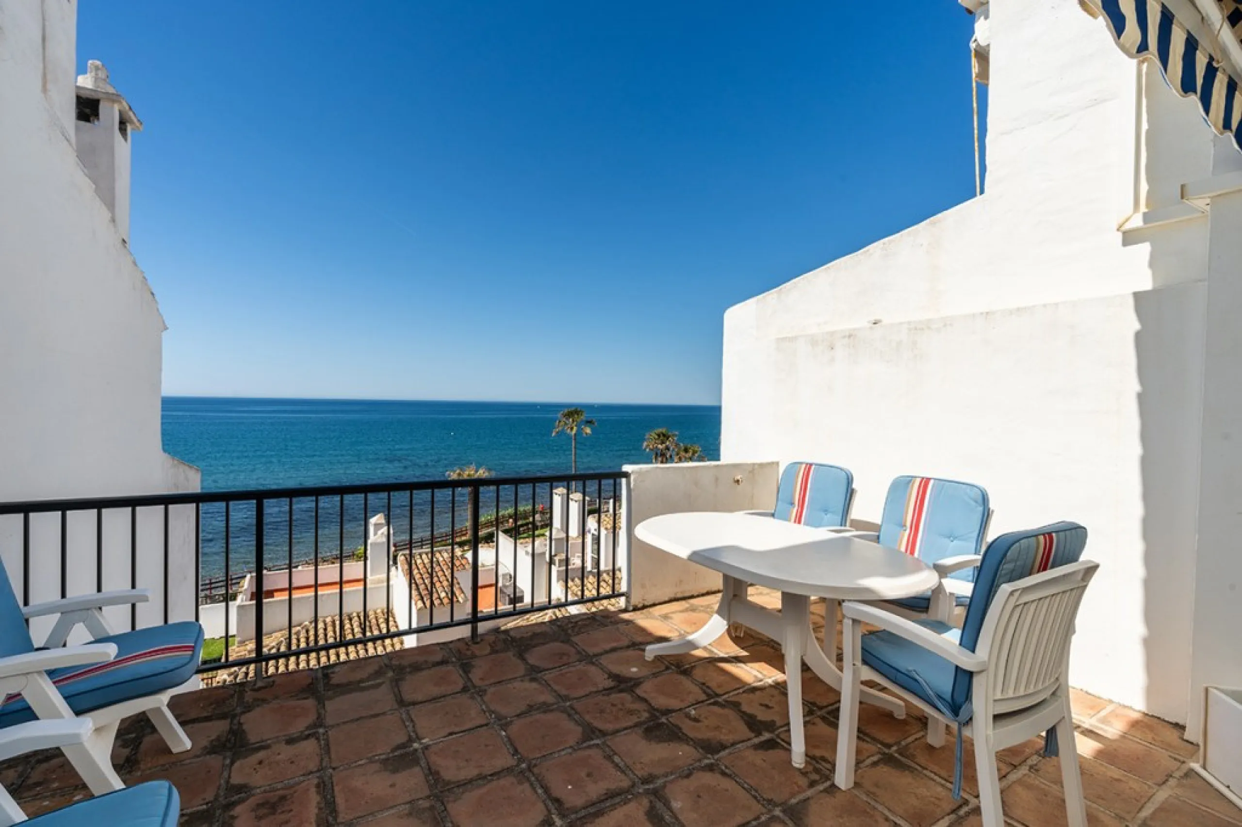 Penthouse in Calahonda in second line beach with amazing sea views and offering on two levels two bedrooms, two bathrooms, a kitchen, bright living room with sunny terrace and a roof terrace with views to the Mediterranean Sea and with sun all day. Sold f