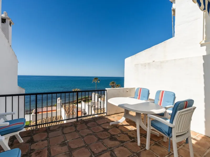 Penthouse in Calahonda in second line beach with amazing sea views and offering on two levels two bedrooms, two bathrooms, a kitchen, bright living room with sunny terrace and a roof terrace with views to the Mediterranean Sea and with sun all day. Sold f