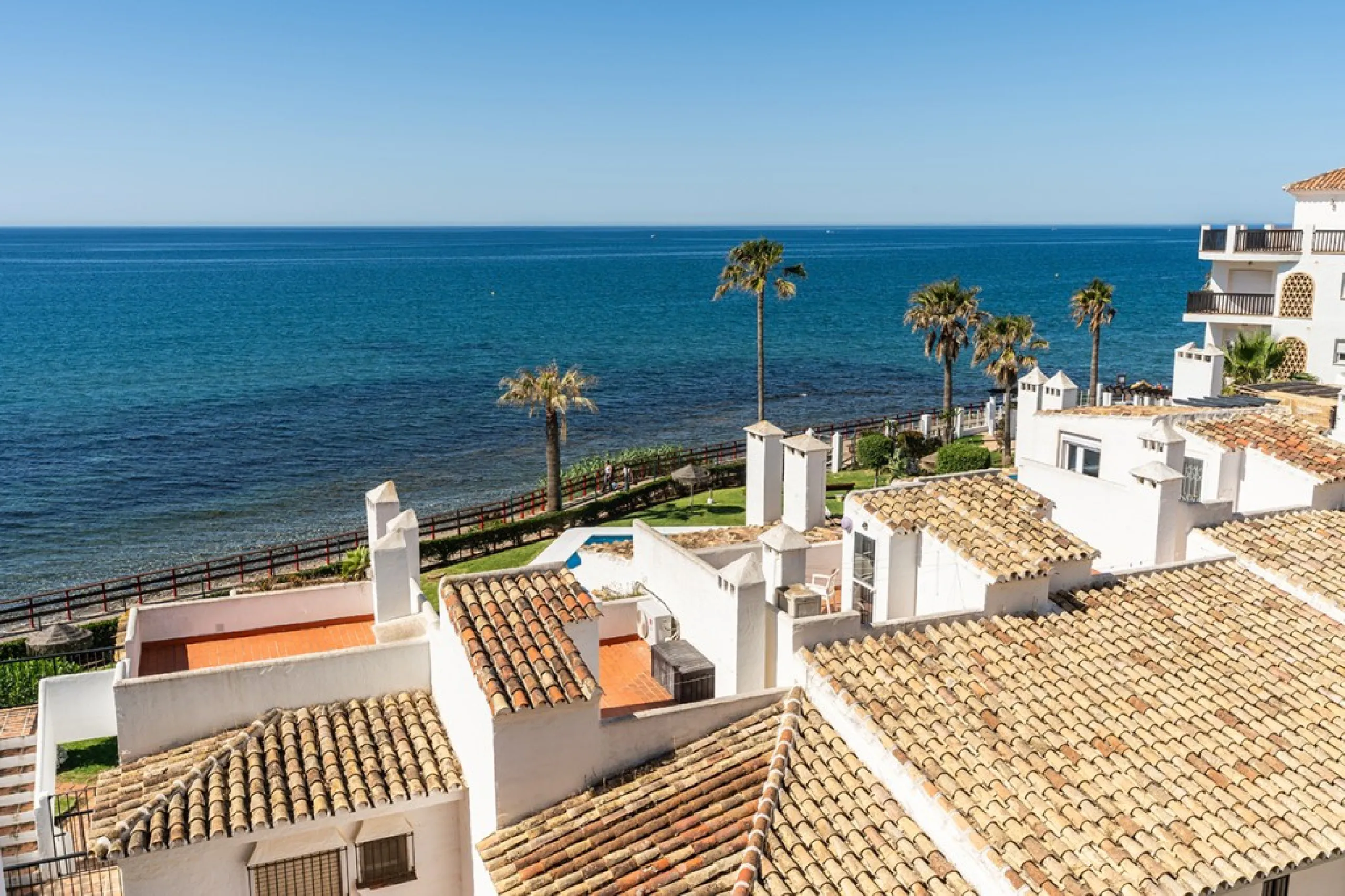Penthouse in Calahonda in second line beach with amazing sea views and offering on two levels two bedrooms, two bathrooms, a kitchen, bright living room with sunny terrace and a roof terrace with views to the Mediterranean Sea and with sun all day. Sold f