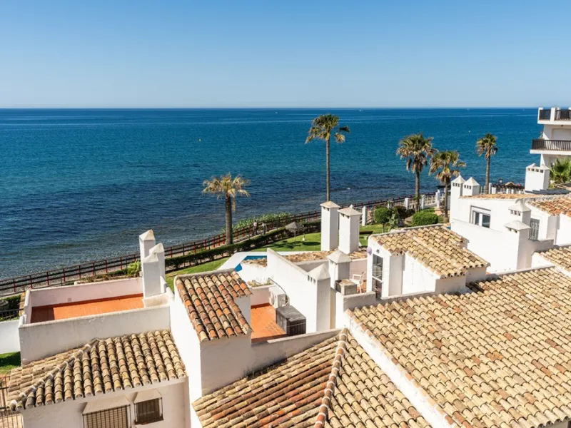 Penthouse in Calahonda in second line beach with amazing sea views and offering on two levels two bedrooms, two bathrooms, a kitchen, bright living room with sunny terrace and a roof terrace with views to the Mediterranean Sea and with sun all day. Sold f