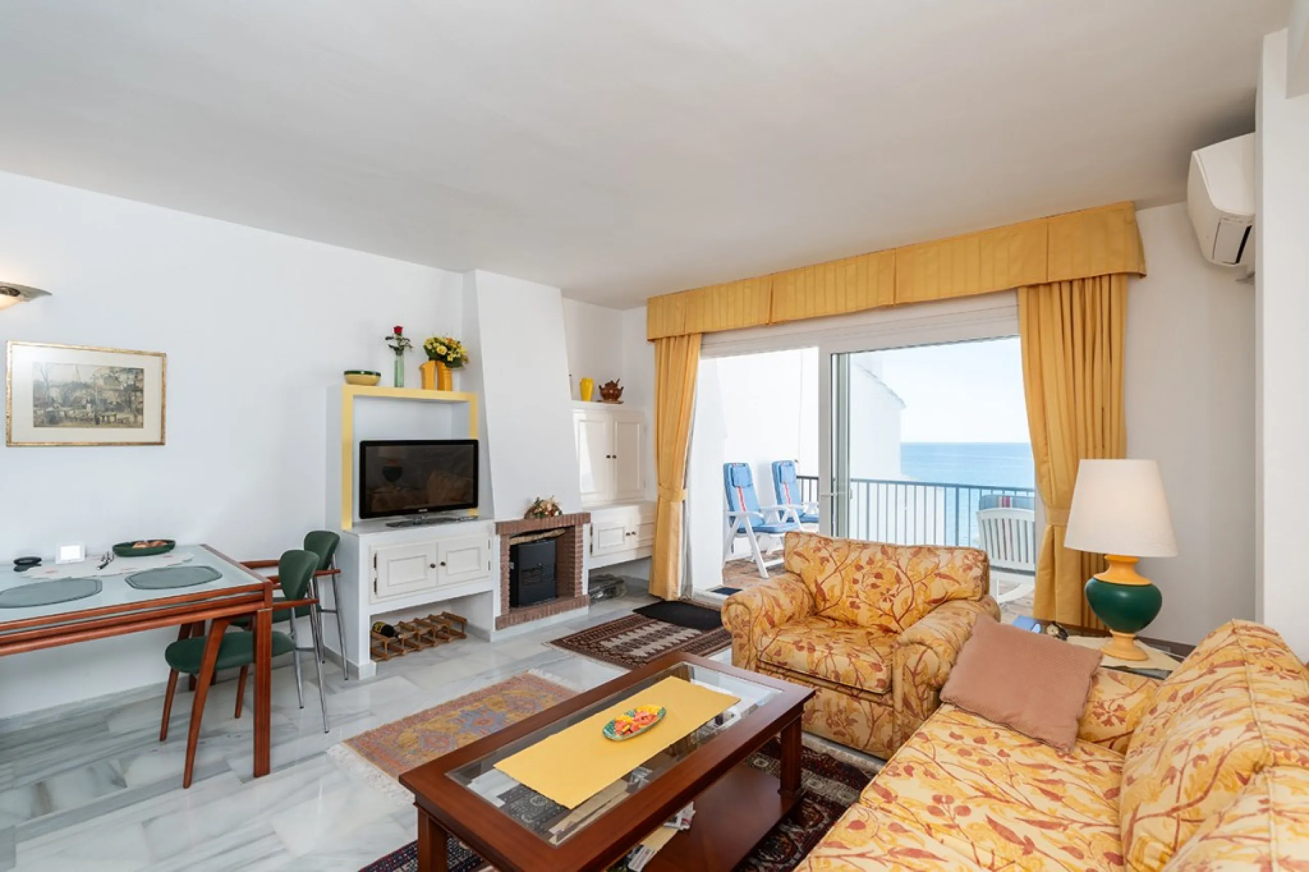 Penthouse in Calahonda in second line beach with amazing sea views and offering on two levels two bedrooms, two bathrooms, a kitchen, bright living room with sunny terrace and a roof terrace with views to the Mediterranean Sea and with sun all day. Sold f