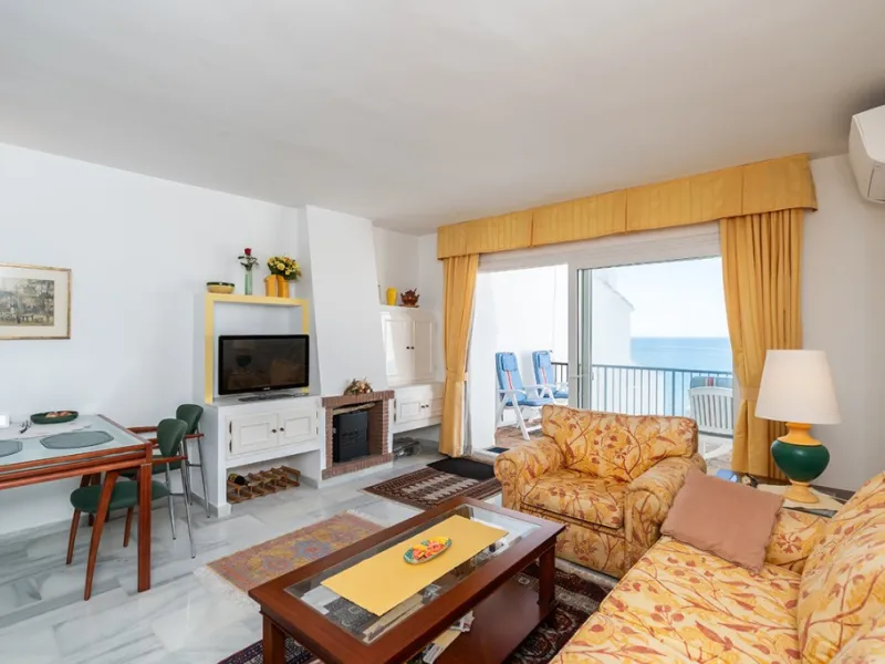 Penthouse in Calahonda in second line beach with amazing sea views and offering on two levels two bedrooms, two bathrooms, a kitchen, bright living room with sunny terrace and a roof terrace with views to the Mediterranean Sea and with sun all day. Sold f