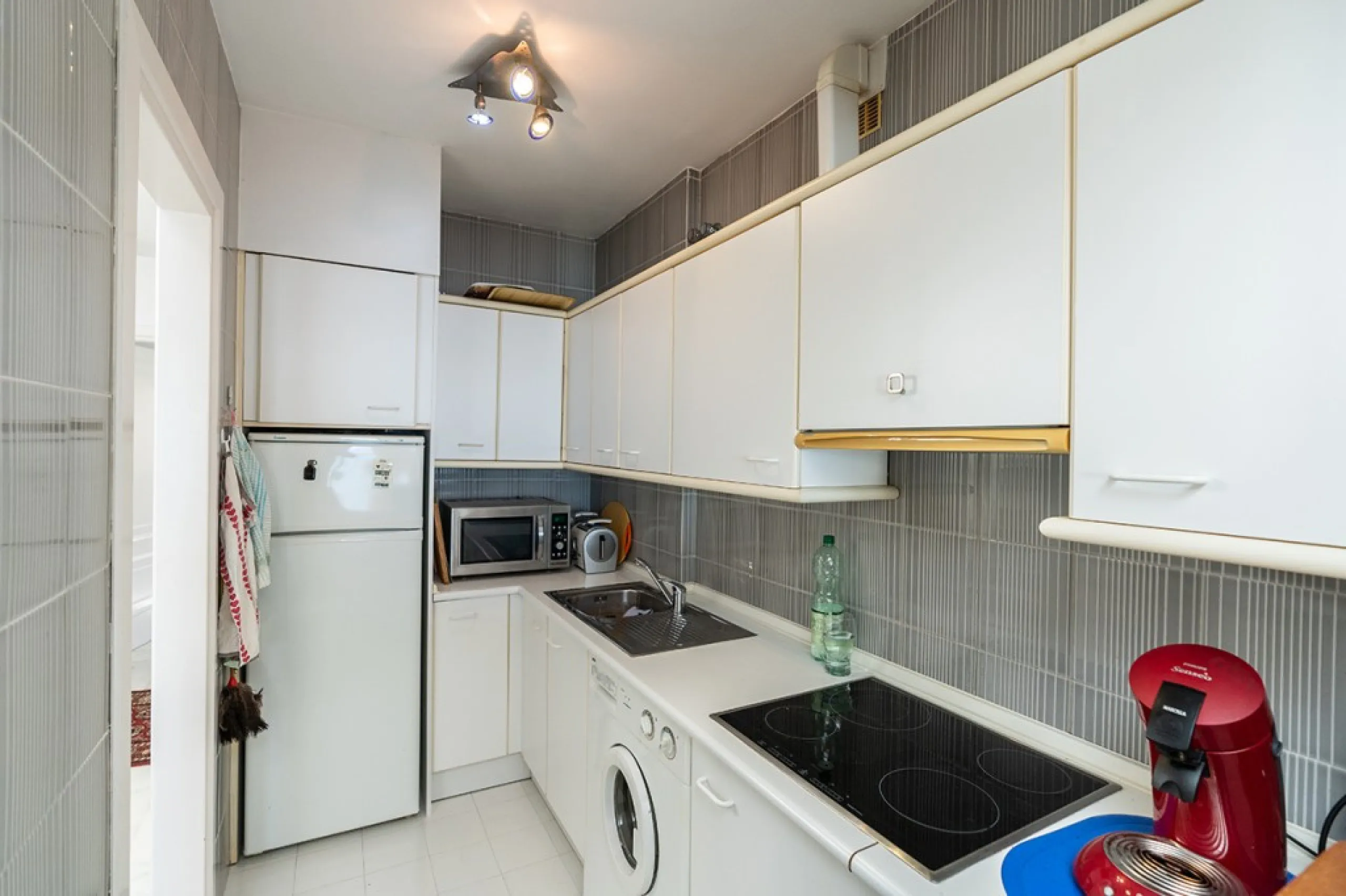 Penthouse in Calahonda in second line beach with amazing sea views and offering on two levels two bedrooms, two bathrooms, a kitchen, bright living room with sunny terrace and a roof terrace with views to the Mediterranean Sea and with sun all day. Sold f