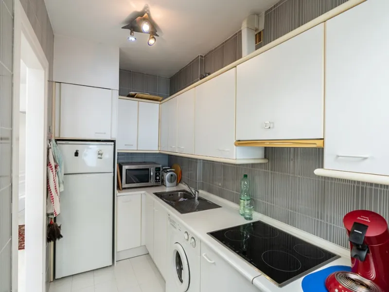 Penthouse in Calahonda in second line beach with amazing sea views and offering on two levels two bedrooms, two bathrooms, a kitchen, bright living room with sunny terrace and a roof terrace with views to the Mediterranean Sea and with sun all day. Sold f