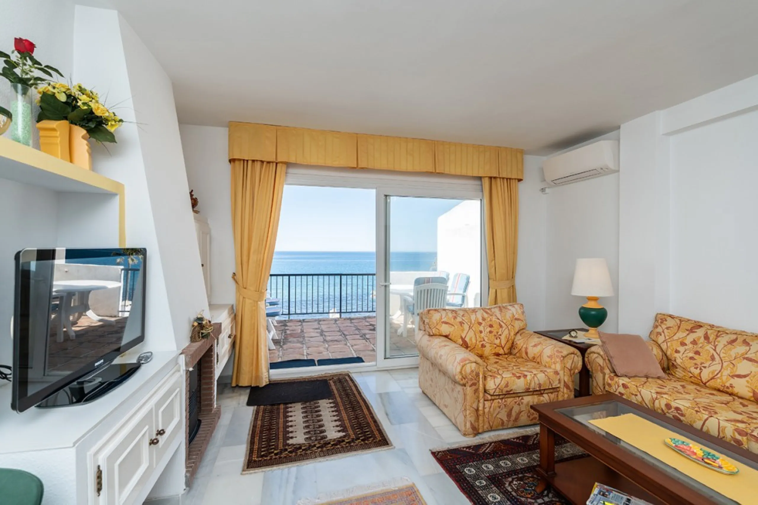Penthouse in Calahonda in second line beach with amazing sea views and offering on two levels two bedrooms, two bathrooms, a kitchen, bright living room with sunny terrace and a roof terrace with views to the Mediterranean Sea and with sun all day. Sold f