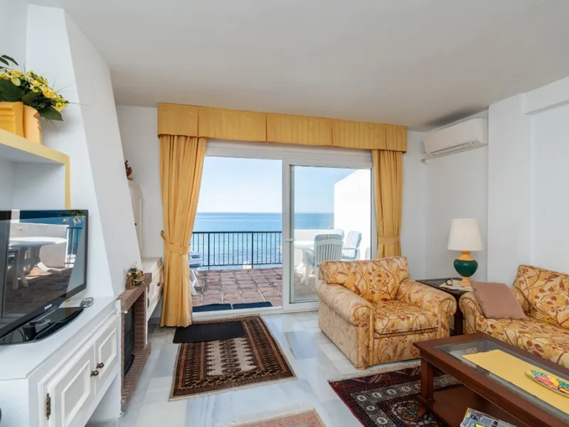 Penthouse in Calahonda in second line beach with amazing sea views and offering on two levels two bedrooms, two bathrooms, a kitchen, bright living room with sunny terrace and a roof terrace with views to the Mediterranean Sea and with sun all day. Sold f