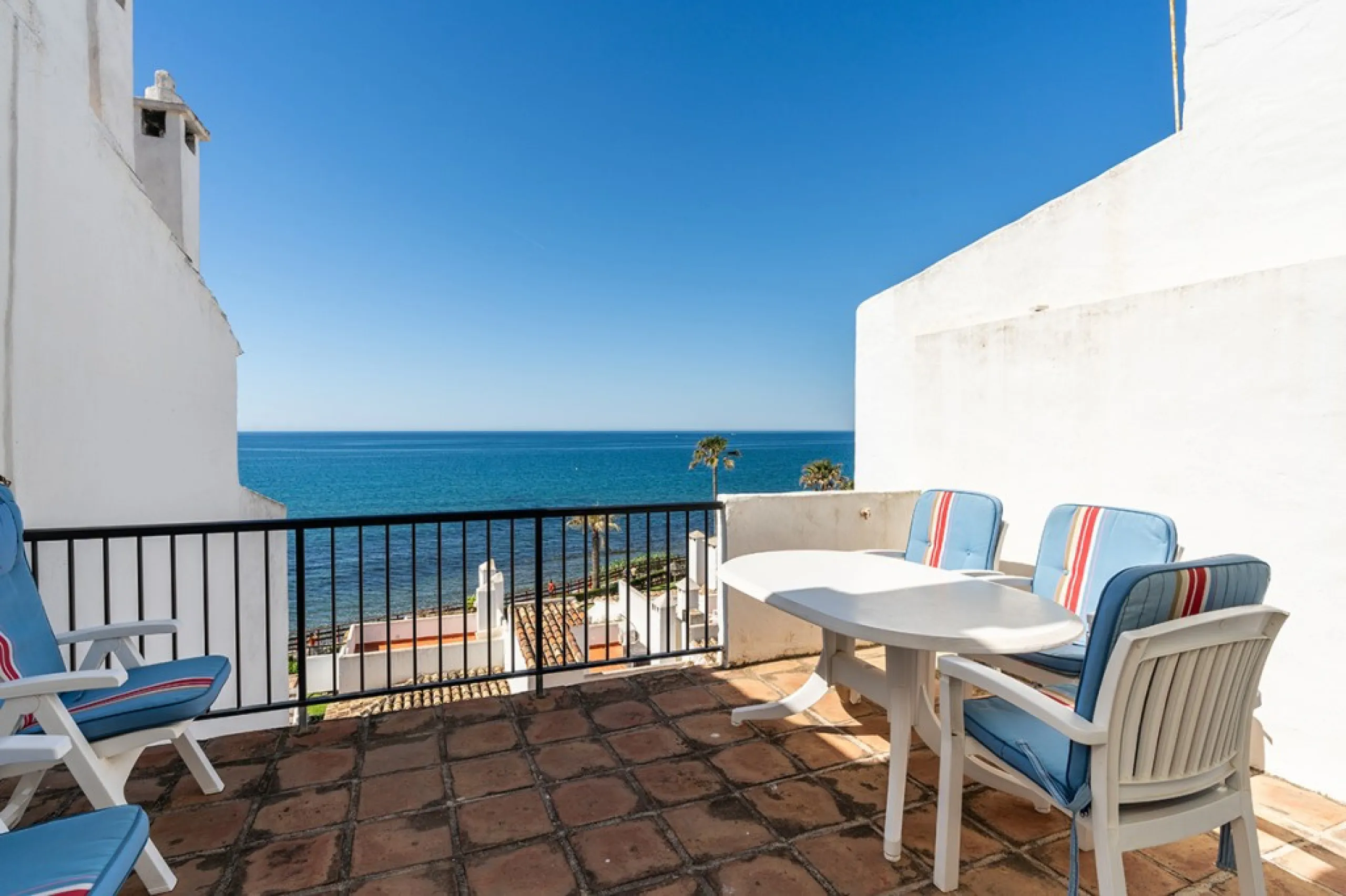 Penthouse in Calahonda in second line beach with amazing sea views and offering on two levels two bedrooms, two bathrooms, a kitchen, bright living room with sunny terrace and a roof terrace with views to the Mediterranean Sea and with sun all day. Sold f
