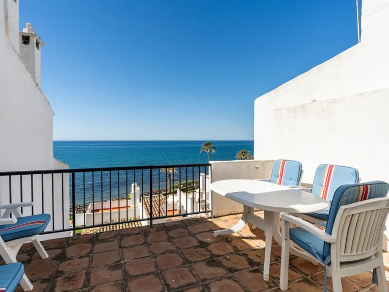 Penthouse in Calahonda in second line beach with amazing sea views and offering on two levels two bedrooms, two bathrooms, a kitchen, bright living room with sunny terrace and a roof terrace with views to the Mediterranean Sea and with sun all day. Sold f