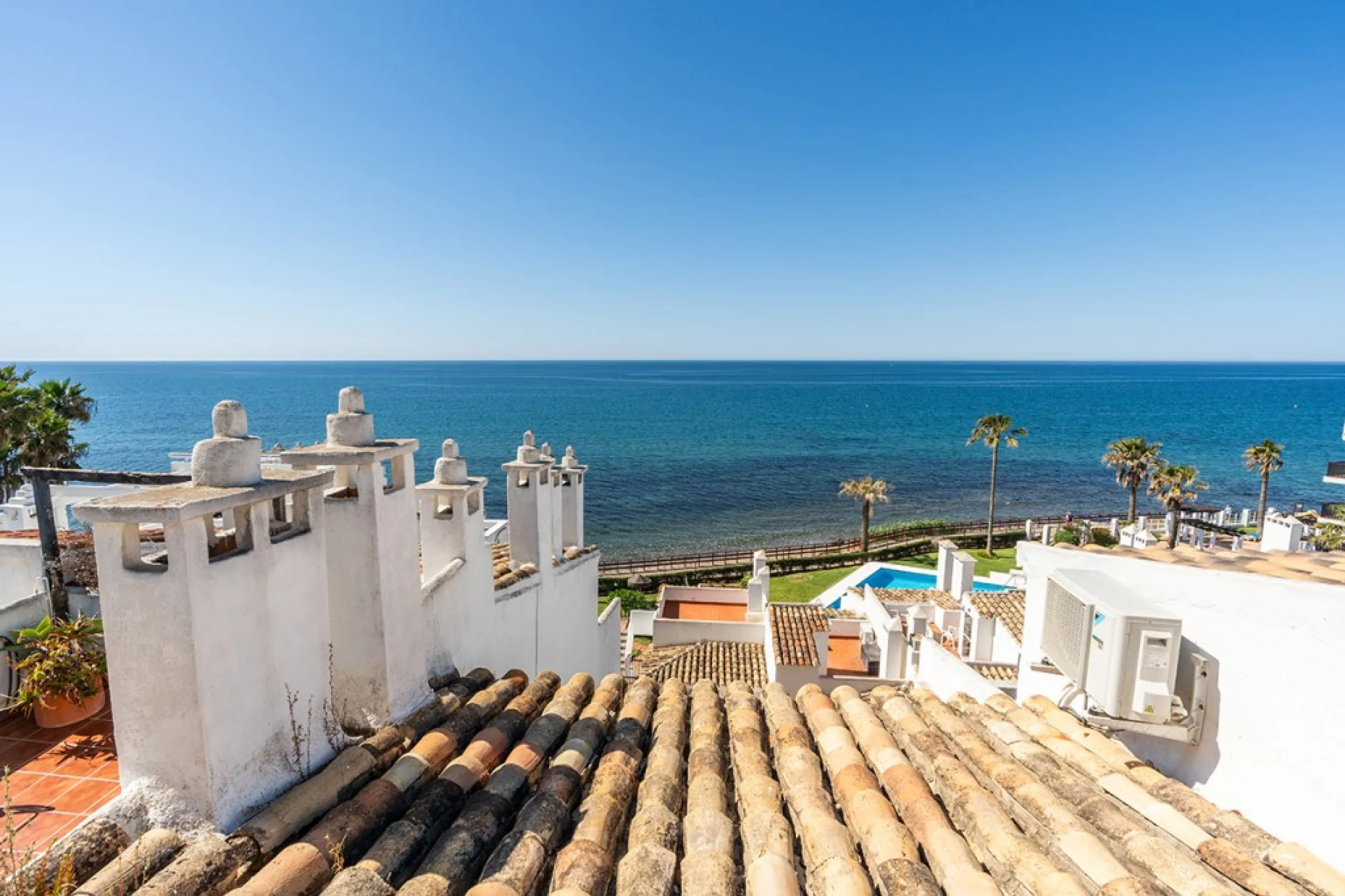 Penthouse in Calahonda in second line beach with amazing sea views and offering on two levels two bedrooms, two bathrooms, a kitchen, bright living room with sunny terrace and a roof terrace with views to the Mediterranean Sea and with sun all day. Sold f
