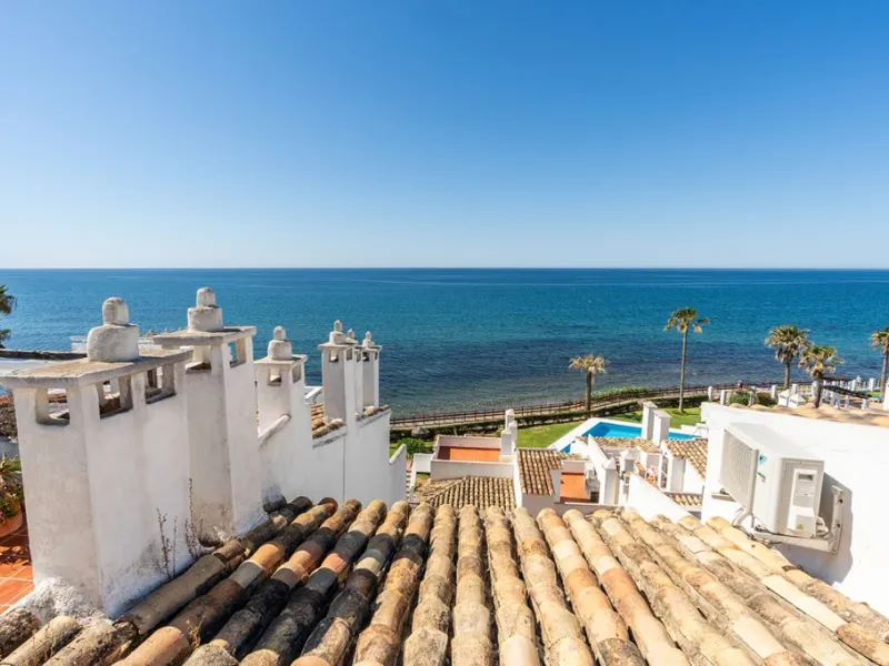 Penthouse in Calahonda in second line beach with amazing sea views and offering on two levels two bedrooms, two bathrooms, a kitchen, bright living room with sunny terrace and a roof terrace with views to the Mediterranean Sea and with sun all day. Sold f