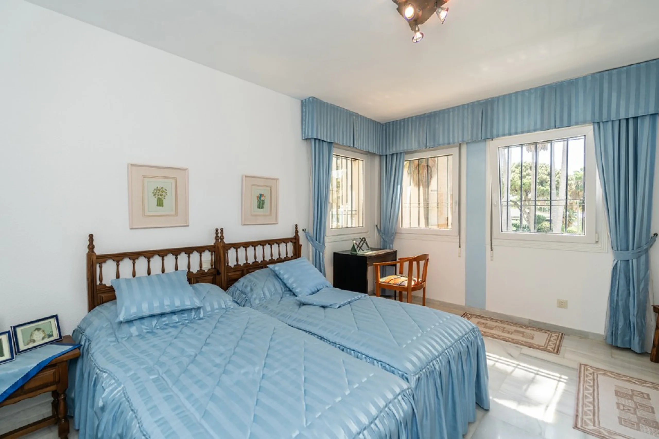 Penthouse in Calahonda in second line beach with amazing sea views and offering on two levels two bedrooms, two bathrooms, a kitchen, bright living room with sunny terrace and a roof terrace with views to the Mediterranean Sea and with sun all day. Sold f