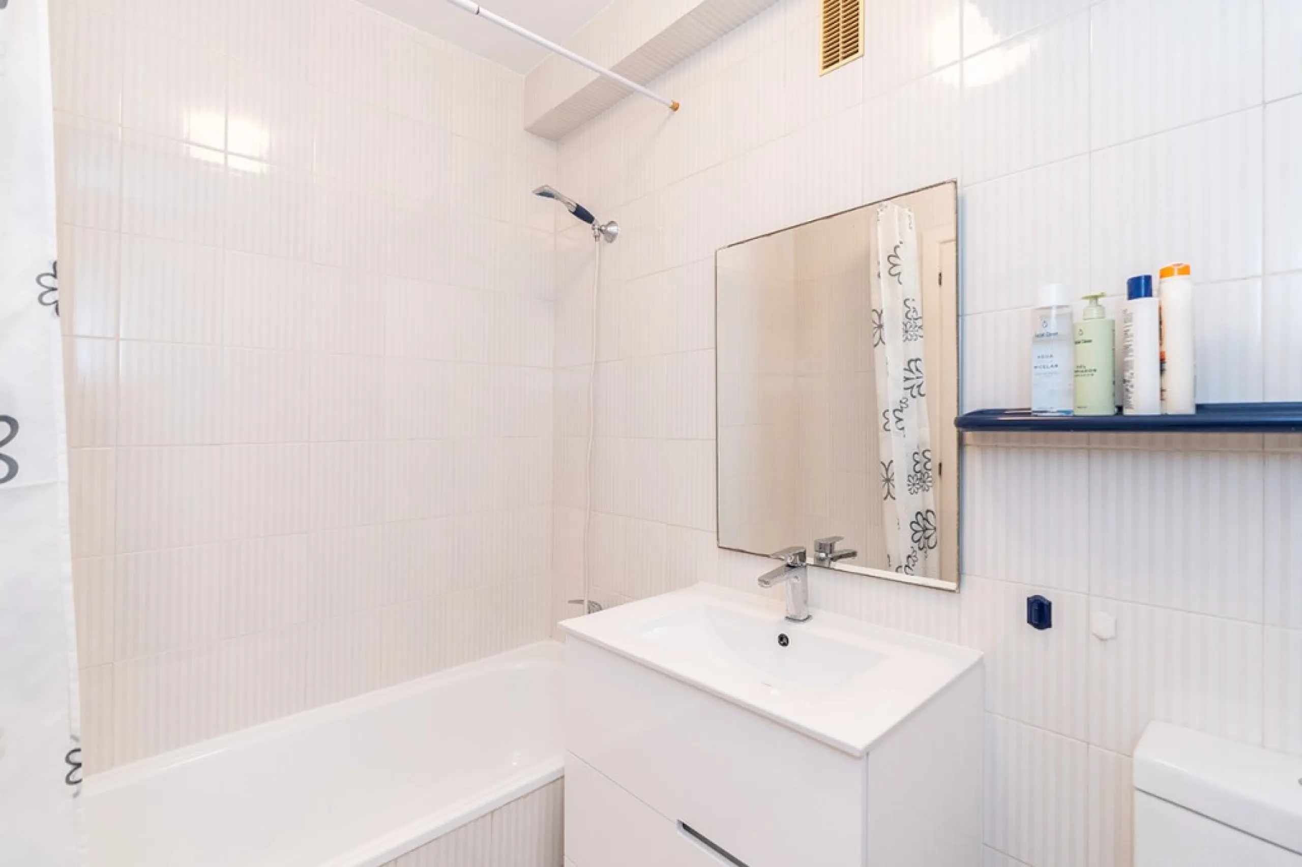 Penthouse in Calahonda in second line beach with amazing sea views and offering on two levels two bedrooms, two bathrooms, a kitchen, bright living room with sunny terrace and a roof terrace with views to the Mediterranean Sea and with sun all day. Sold f