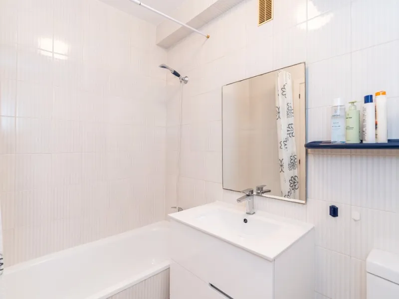 Penthouse in Calahonda in second line beach with amazing sea views and offering on two levels two bedrooms, two bathrooms, a kitchen, bright living room with sunny terrace and a roof terrace with views to the Mediterranean Sea and with sun all day. Sold f