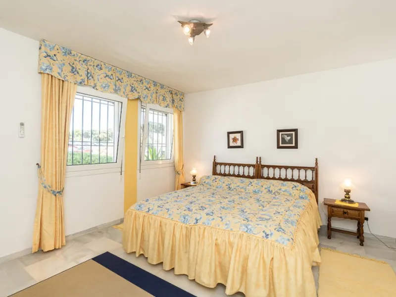 Penthouse in Calahonda in second line beach with amazing sea views and offering on two levels two bedrooms, two bathrooms, a kitchen, bright living room with sunny terrace and a roof terrace with views to the Mediterranean Sea and with sun all day. Sold f