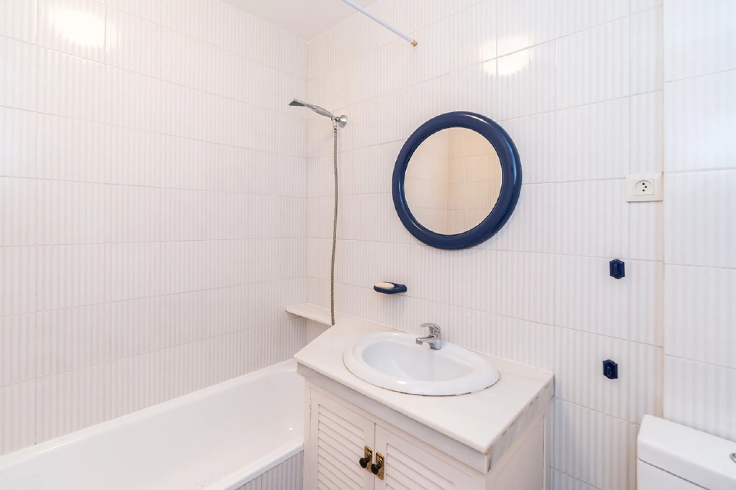 Penthouse in Calahonda in second line beach with amazing sea views and offering on two levels two bedrooms, two bathrooms, a kitchen, bright living room with sunny terrace and a roof terrace with views to the Mediterranean Sea and with sun all day. Sold f