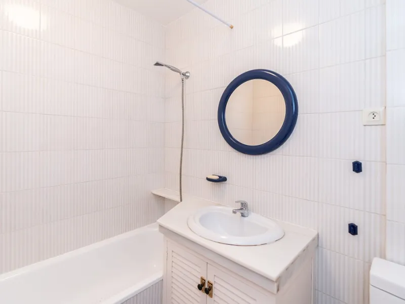 Penthouse in Calahonda in second line beach with amazing sea views and offering on two levels two bedrooms, two bathrooms, a kitchen, bright living room with sunny terrace and a roof terrace with views to the Mediterranean Sea and with sun all day. Sold f