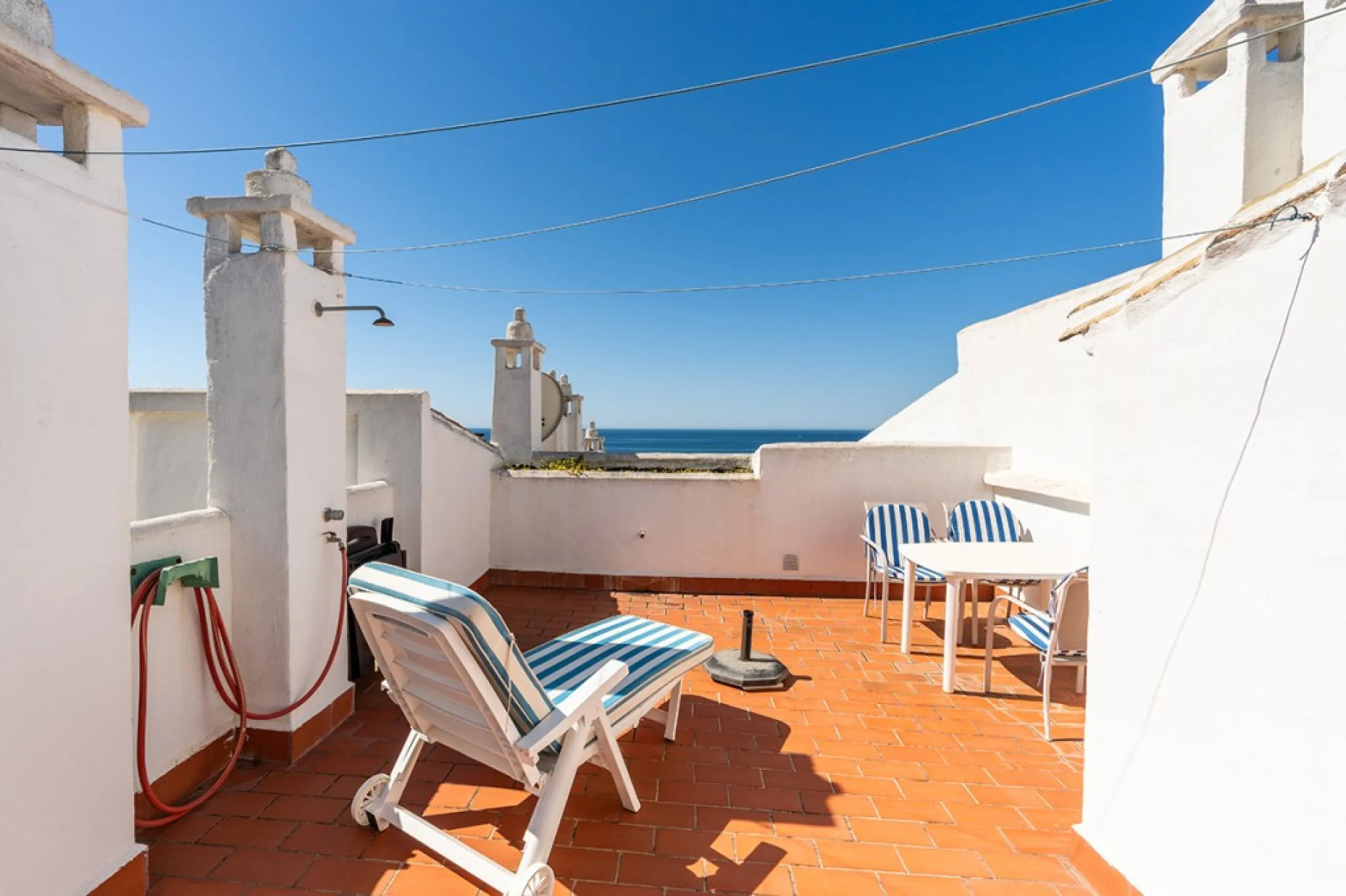 Penthouse in Calahonda in second line beach with amazing sea views and offering on two levels two bedrooms, two bathrooms, a kitchen, bright living room with sunny terrace and a roof terrace with views to the Mediterranean Sea and with sun all day. Sold f