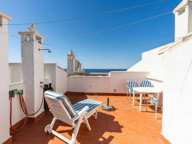 Penthouse in Calahonda in second line beach with amazing sea views and offering on two levels two bedrooms, two bathrooms, a kitchen, bright living room with sunny terrace and a roof terrace with views to the Mediterranean Sea and with sun all day. Sold f