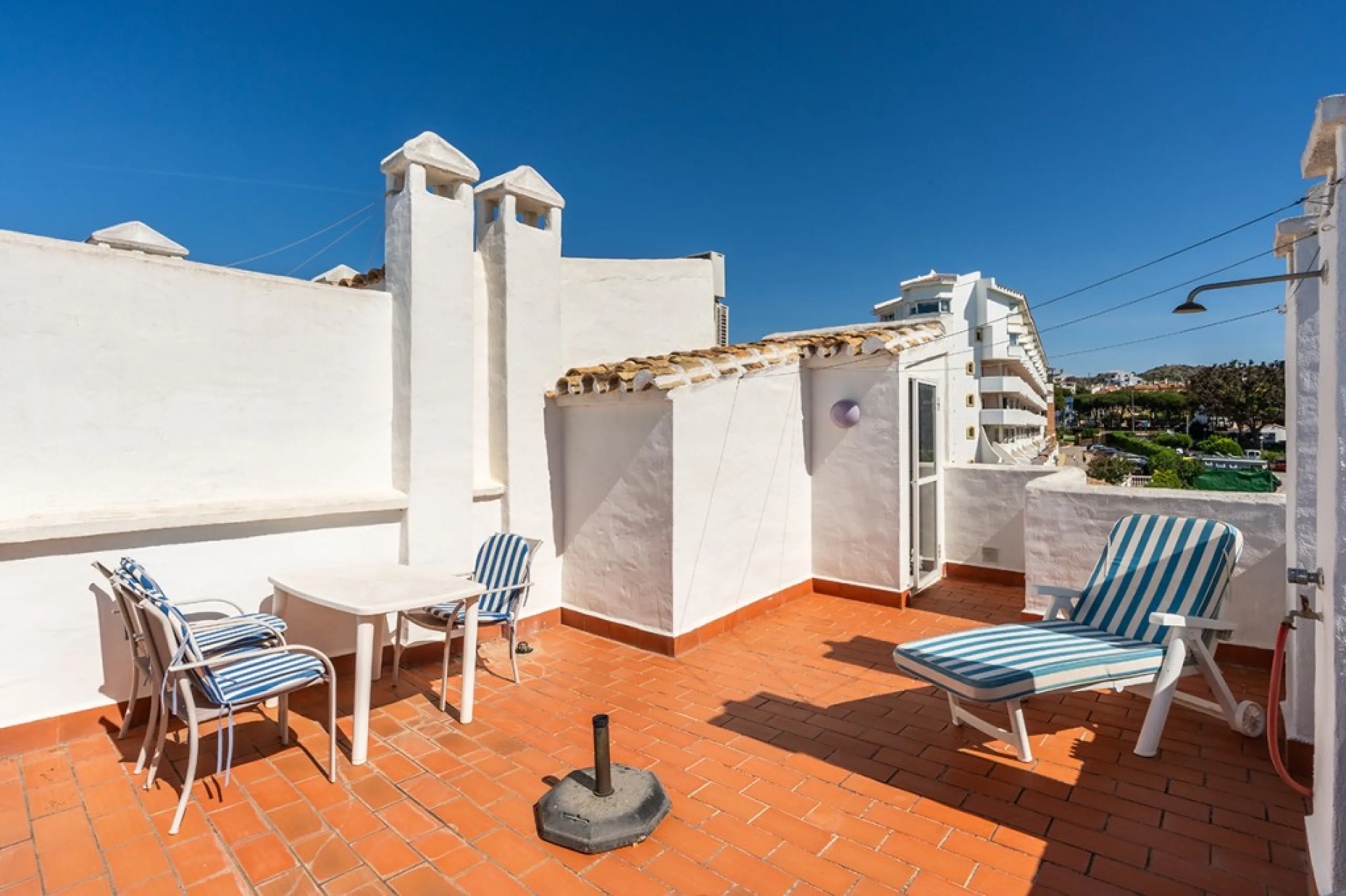 Penthouse in Calahonda in second line beach with amazing sea views and offering on two levels two bedrooms, two bathrooms, a kitchen, bright living room with sunny terrace and a roof terrace with views to the Mediterranean Sea and with sun all day. Sold f