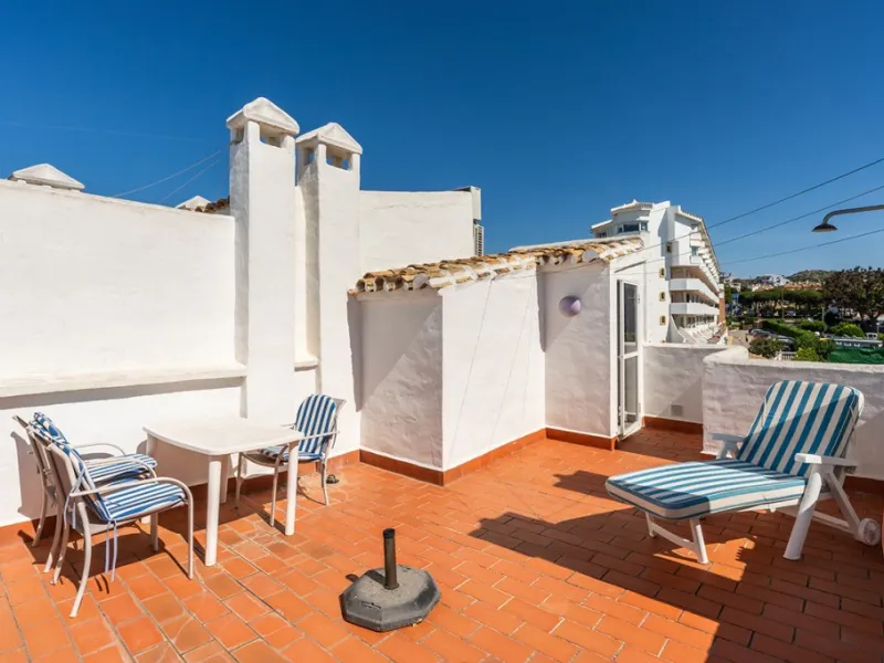 Penthouse in Calahonda in second line beach with amazing sea views and offering on two levels two bedrooms, two bathrooms, a kitchen, bright living room with sunny terrace and a roof terrace with views to the Mediterranean Sea and with sun all day. Sold f