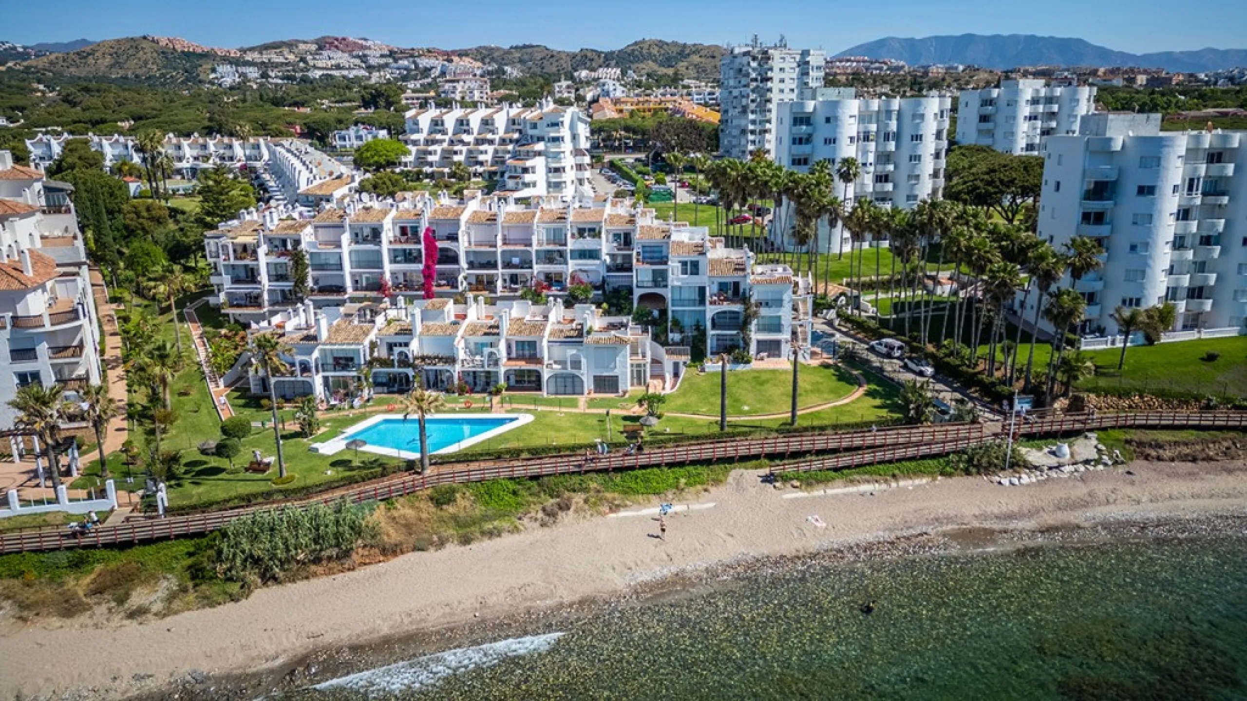Penthouse in Calahonda in second line beach with amazing sea views and offering on two levels two bedrooms, two bathrooms, a kitchen, bright living room with sunny terrace and a roof terrace with views to the Mediterranean Sea and with sun all day. Sold f