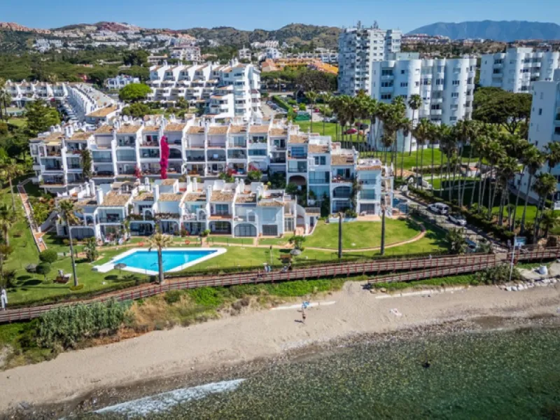 Penthouse in Calahonda in second line beach with amazing sea views and offering on two levels two bedrooms, two bathrooms, a kitchen, bright living room with sunny terrace and a roof terrace with views to the Mediterranean Sea and with sun all day. Sold f