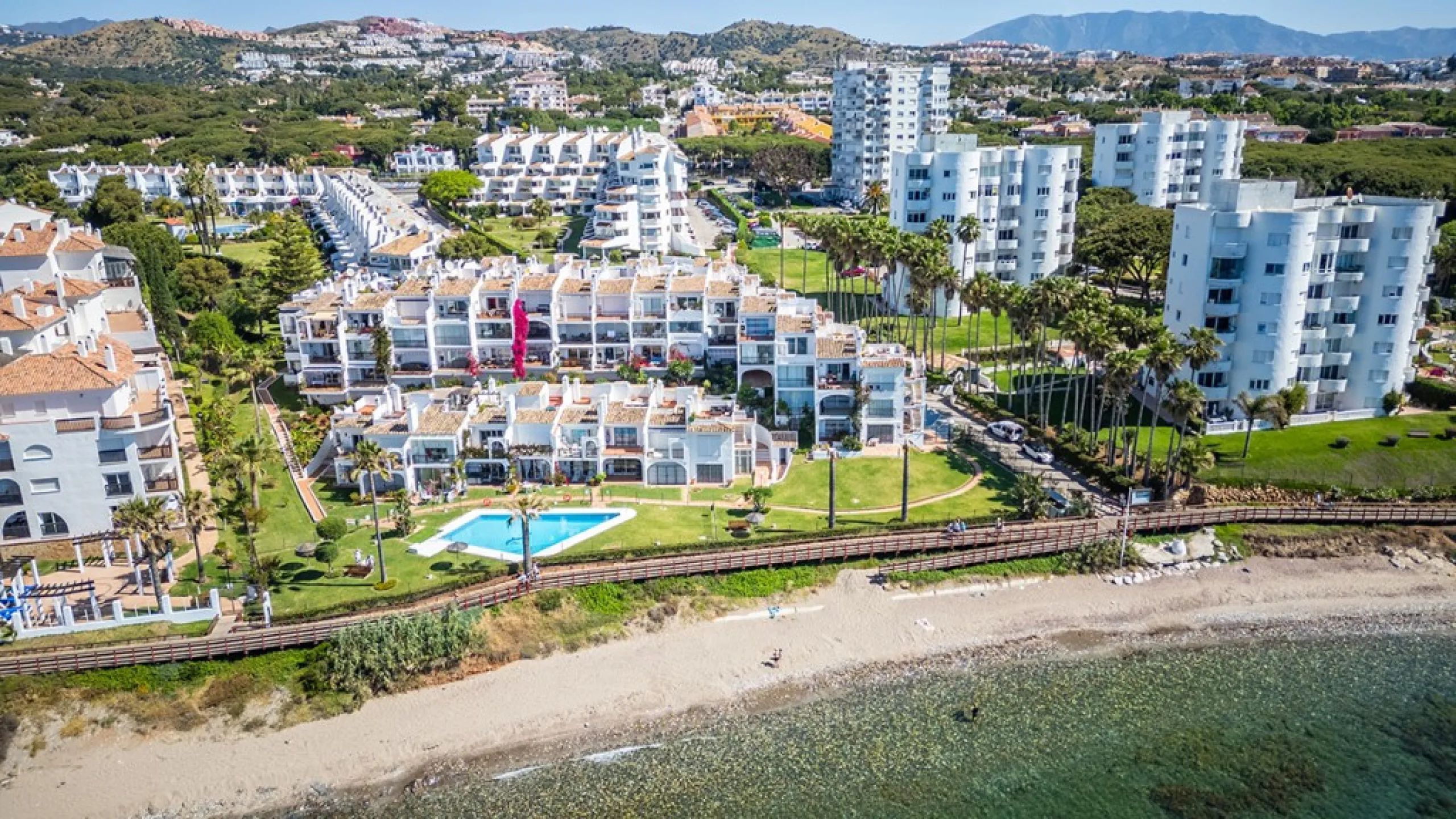 Penthouse in Calahonda in second line beach with amazing sea views and offering on two levels two bedrooms, two bathrooms, a kitchen, bright living room with sunny terrace and a roof terrace with views to the Mediterranean Sea and with sun all day. Sold f