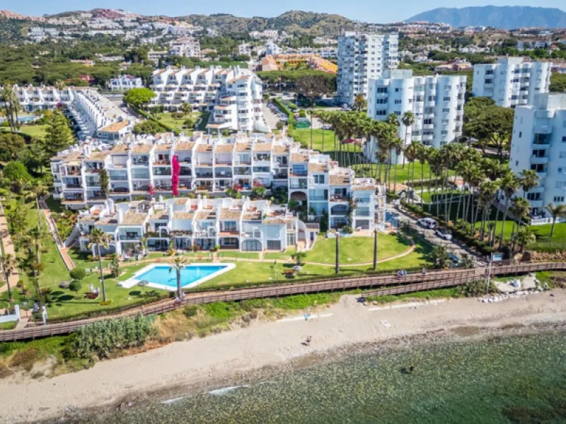 Penthouse in Calahonda in second line beach with amazing sea views and offering on two levels two bedrooms, two bathrooms, a kitchen, bright living room with sunny terrace and a roof terrace with views to the Mediterranean Sea and with sun all day. Sold f