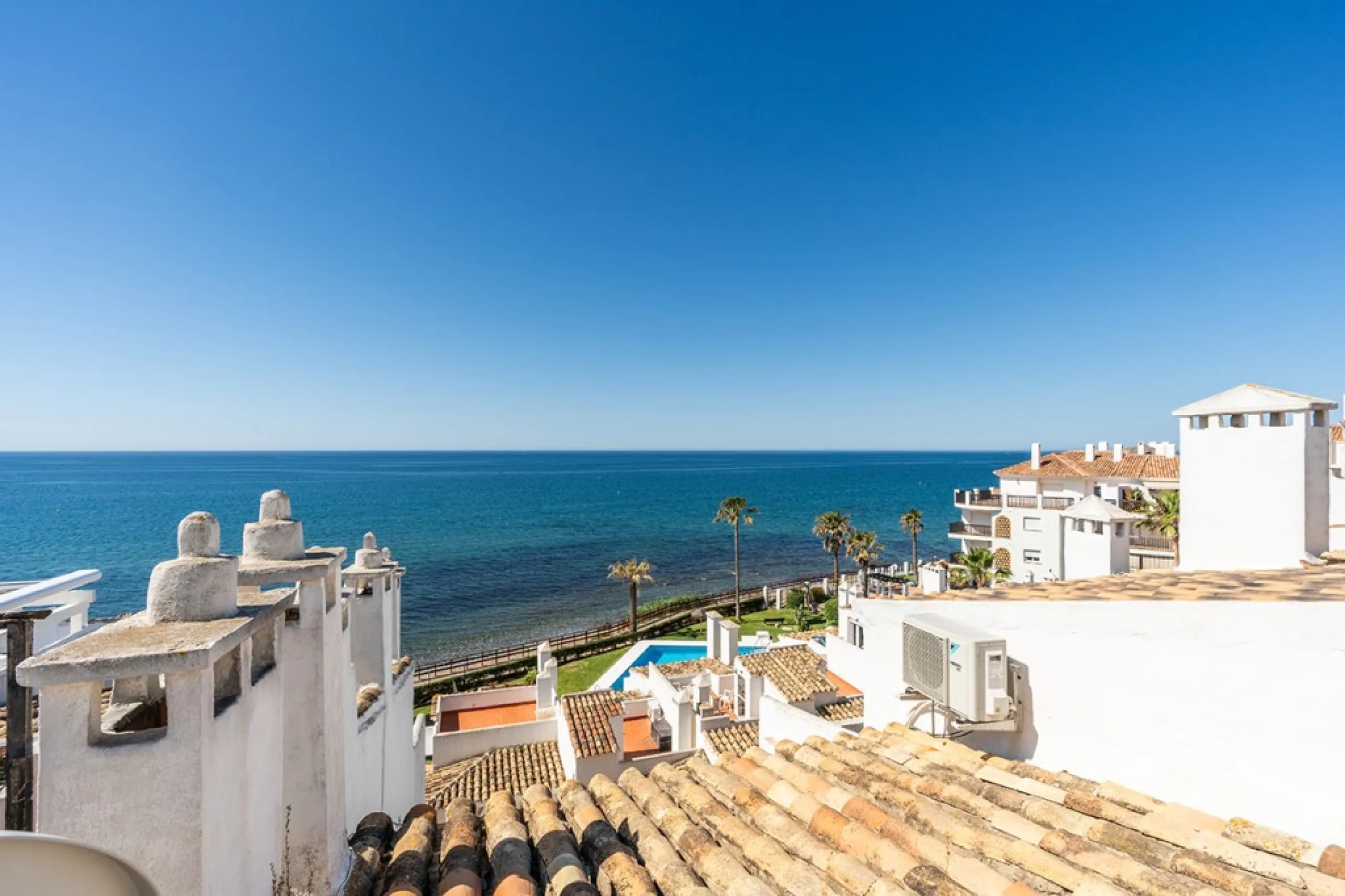 Penthouse in Calahonda in second line beach with amazing sea views and offering on two levels two bedrooms, two bathrooms, a kitchen, bright living room with sunny terrace and a roof terrace with views to the Mediterranean Sea and with sun all day. Sold f