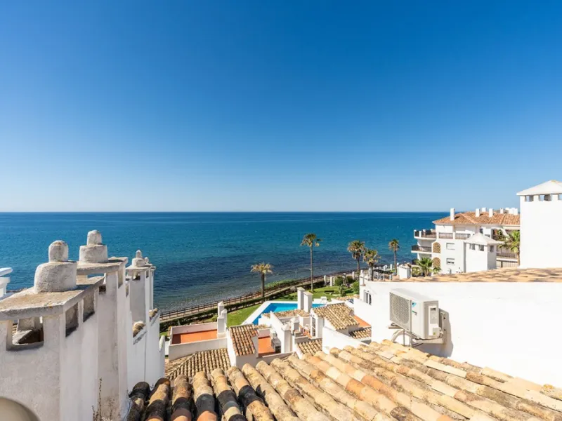 Penthouse in Calahonda in second line beach with amazing sea views and offering on two levels two bedrooms, two bathrooms, a kitchen, bright living room with sunny terrace and a roof terrace with views to the Mediterranean Sea and with sun all day. Sold f