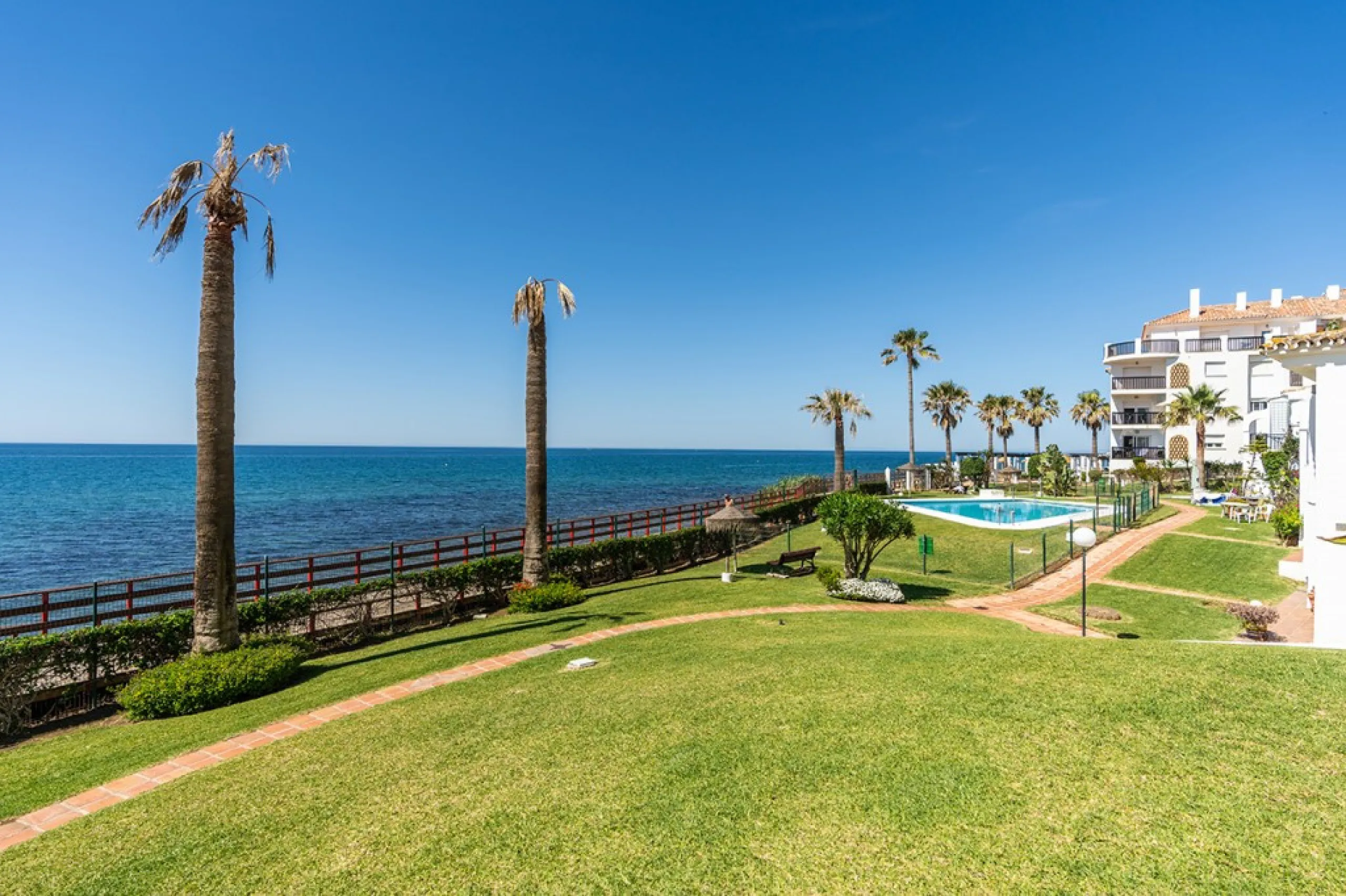 Penthouse in Calahonda in second line beach with amazing sea views and offering on two levels two bedrooms, two bathrooms, a kitchen, bright living room with sunny terrace and a roof terrace with views to the Mediterranean Sea and with sun all day. Sold f