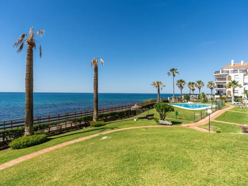 Penthouse in Calahonda in second line beach with amazing sea views and offering on two levels two bedrooms, two bathrooms, a kitchen, bright living room with sunny terrace and a roof terrace with views to the Mediterranean Sea and with sun all day. Sold f