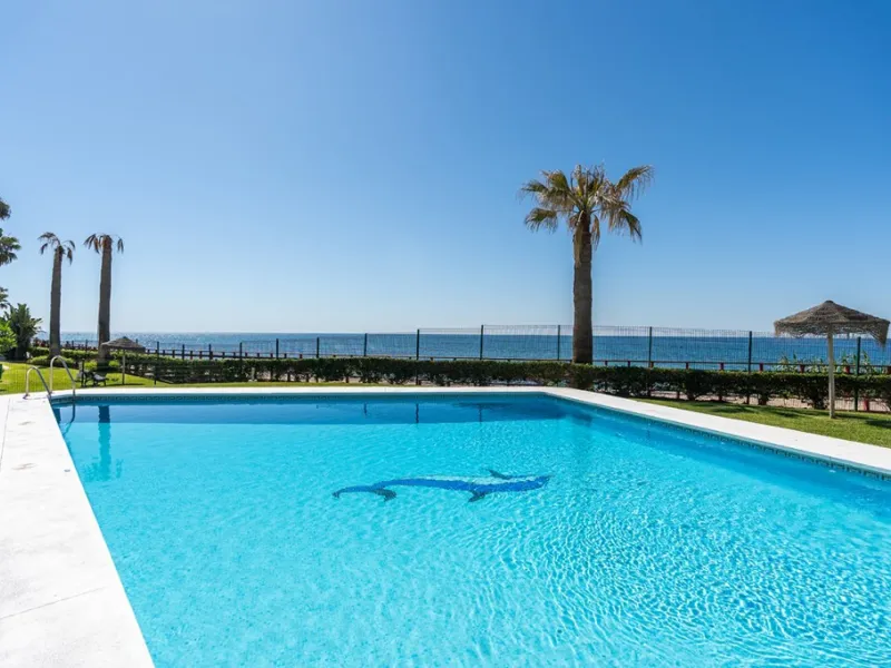 Penthouse in Calahonda in second line beach with amazing sea views and offering on two levels two bedrooms, two bathrooms, a kitchen, bright living room with sunny terrace and a roof terrace with views to the Mediterranean Sea and with sun all day. Sold f