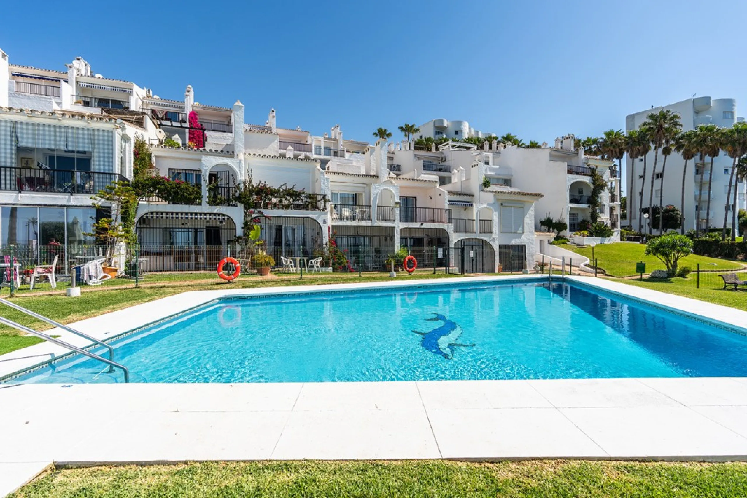 Penthouse in Calahonda in second line beach with amazing sea views and offering on two levels two bedrooms, two bathrooms, a kitchen, bright living room with sunny terrace and a roof terrace with views to the Mediterranean Sea and with sun all day. Sold f