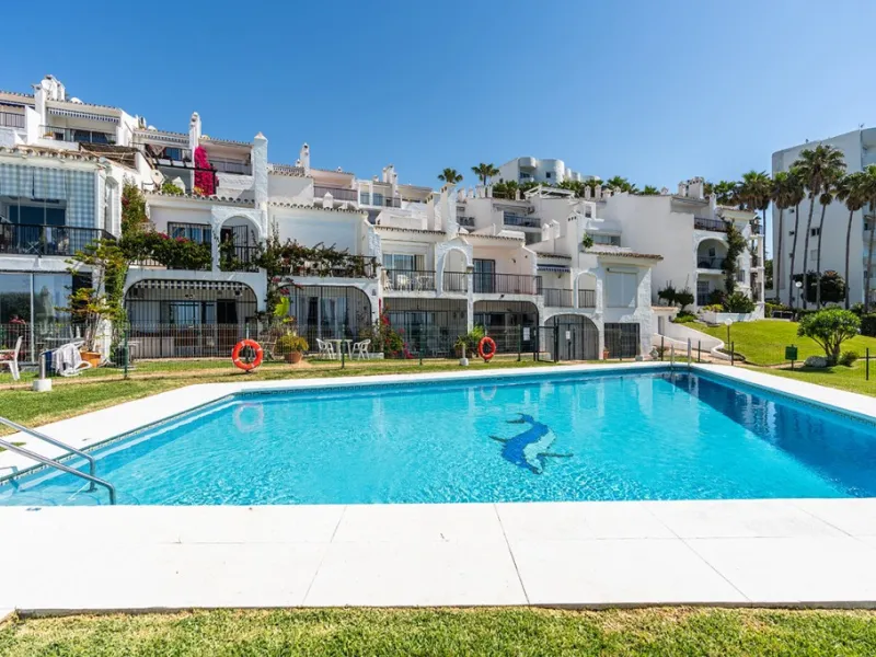Penthouse in Calahonda in second line beach with amazing sea views and offering on two levels two bedrooms, two bathrooms, a kitchen, bright living room with sunny terrace and a roof terrace with views to the Mediterranean Sea and with sun all day. Sold f