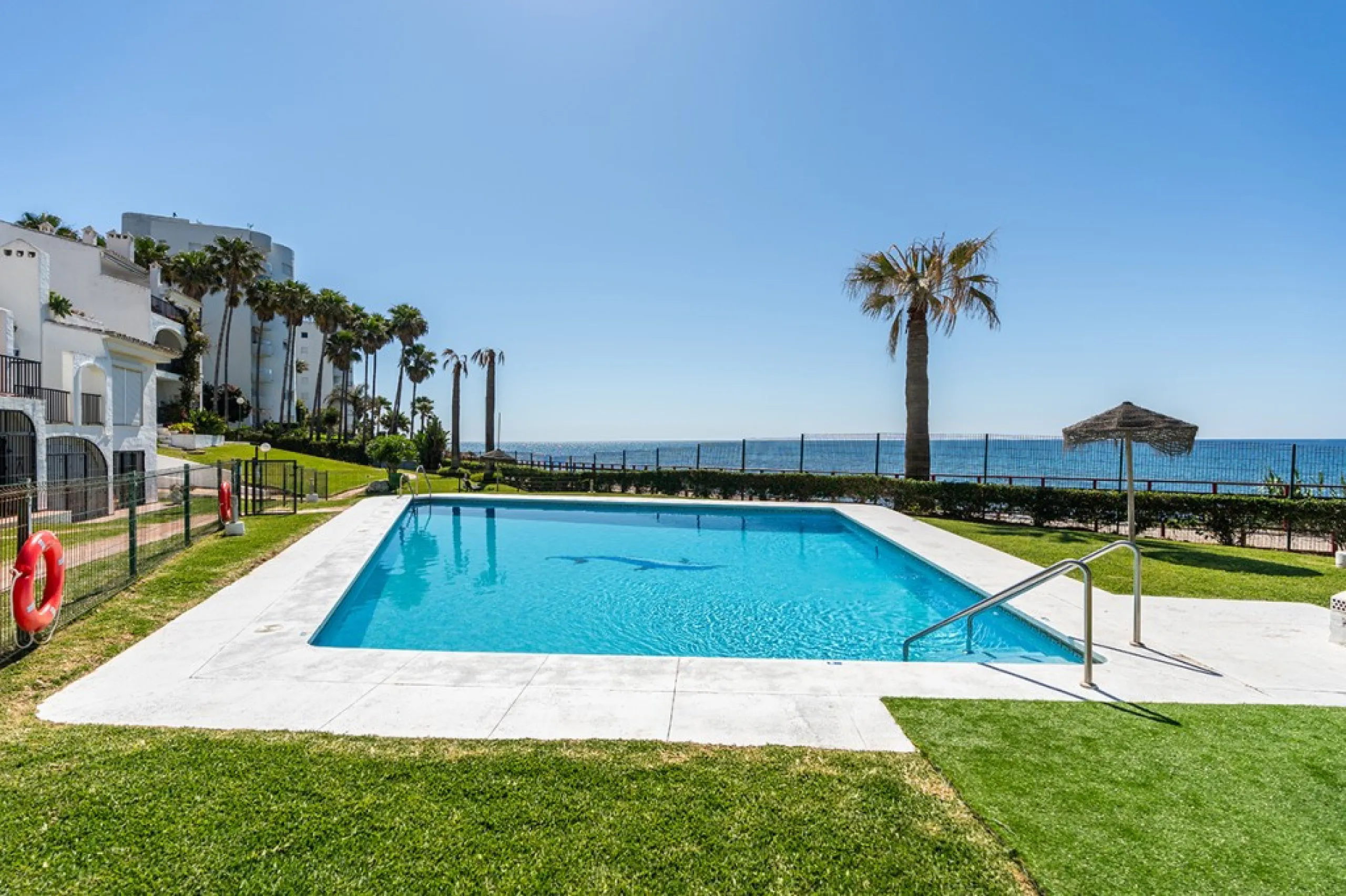 Penthouse in Calahonda in second line beach with amazing sea views and offering on two levels two bedrooms, two bathrooms, a kitchen, bright living room with sunny terrace and a roof terrace with views to the Mediterranean Sea and with sun all day. Sold f