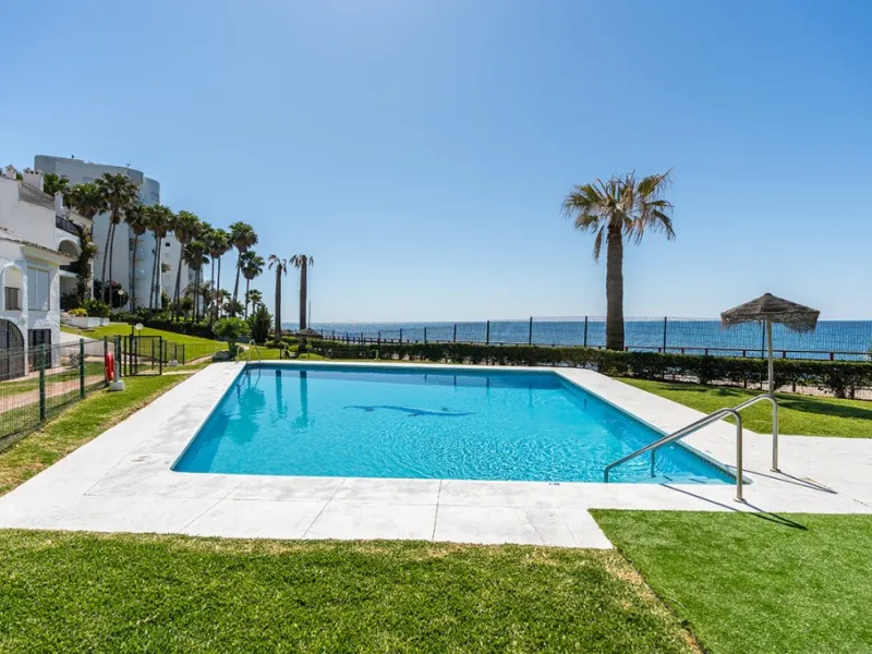 Penthouse in Calahonda in second line beach with amazing sea views and offering on two levels two bedrooms, two bathrooms, a kitchen, bright living room with sunny terrace and a roof terrace with views to the Mediterranean Sea and with sun all day. Sold f
