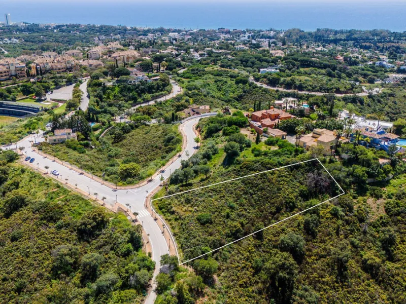 Situated in a peaceful and elevated area surrounded by greenery, this 2,114 m² urban plot offers an excellent opportunity to build a bespoke villa in a well-established residential enclave on the Costa del Sol.