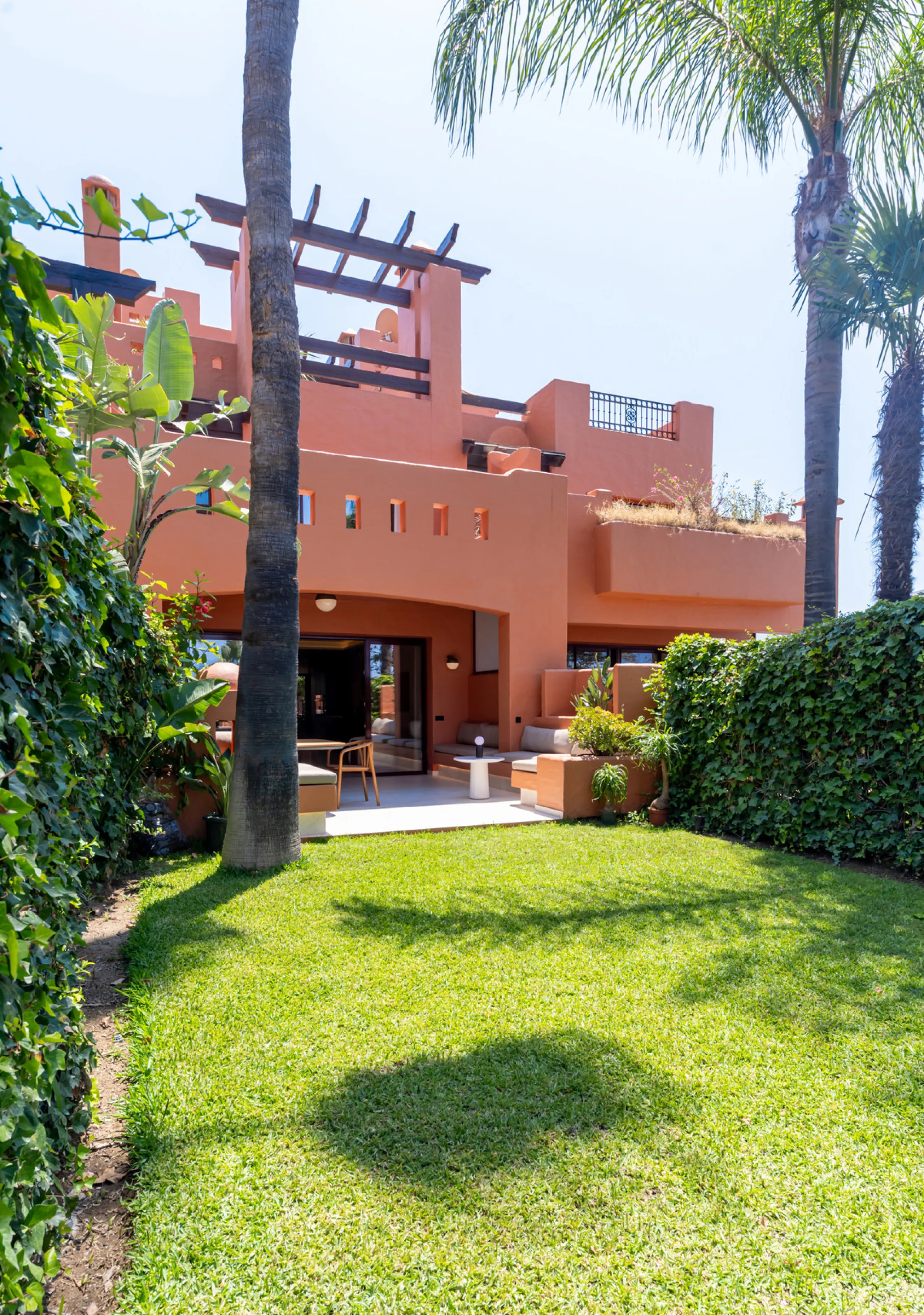 This fully renovated property is located in the desirable area of Altos de Puente Romano, less than a 20 minutes' walk to the well know Puente Romano Hotel, the beach and the promenade that links you to Marbella town and the renown Puerto Banus. Located i