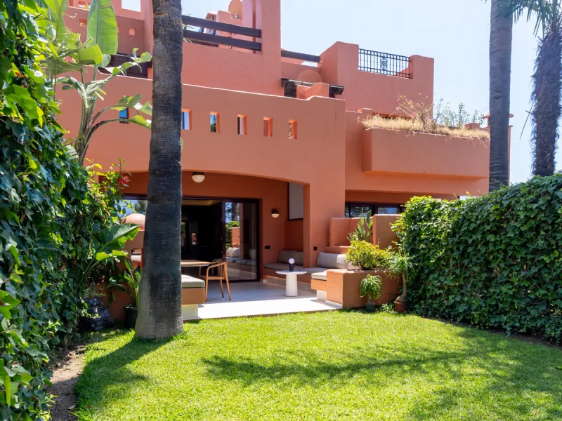This fully renovated property is located in the desirable area of Altos de Puente Romano, less than a 20 minutes' walk to the well know Puente Romano Hotel, the beach and the promenade that links you to Marbella town and the renown Puerto Banus. Located i