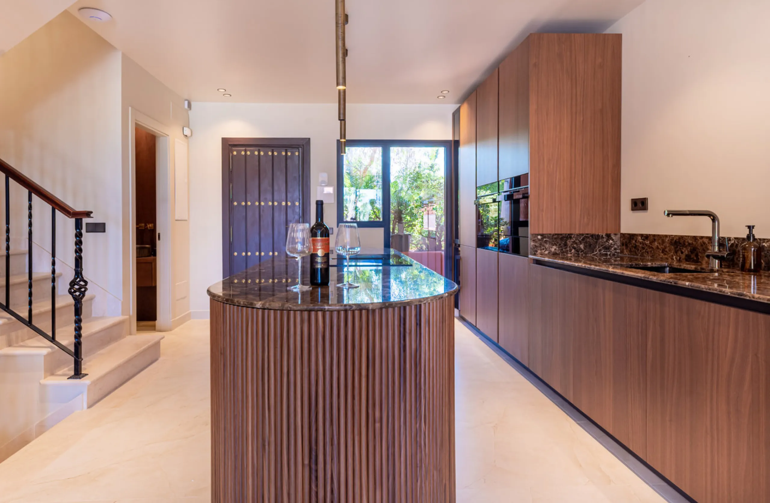 This fully renovated property is located in the desirable area of Altos de Puente Romano, less than a 20 minutes' walk to the well know Puente Romano Hotel, the beach and the promenade that links you to Marbella town and the renown Puerto Banus. Located i