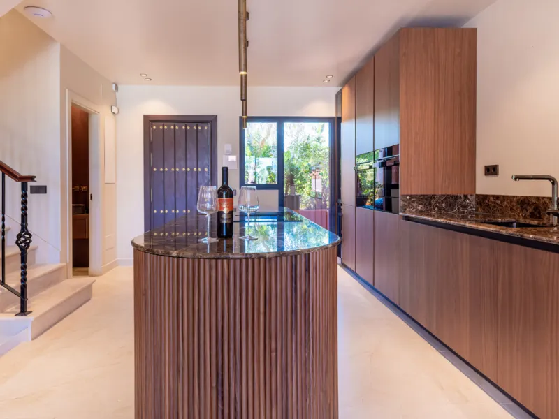 This fully renovated property is located in the desirable area of Altos de Puente Romano, less than a 20 minutes' walk to the well know Puente Romano Hotel, the beach and the promenade that links you to Marbella town and the renown Puerto Banus. Located i