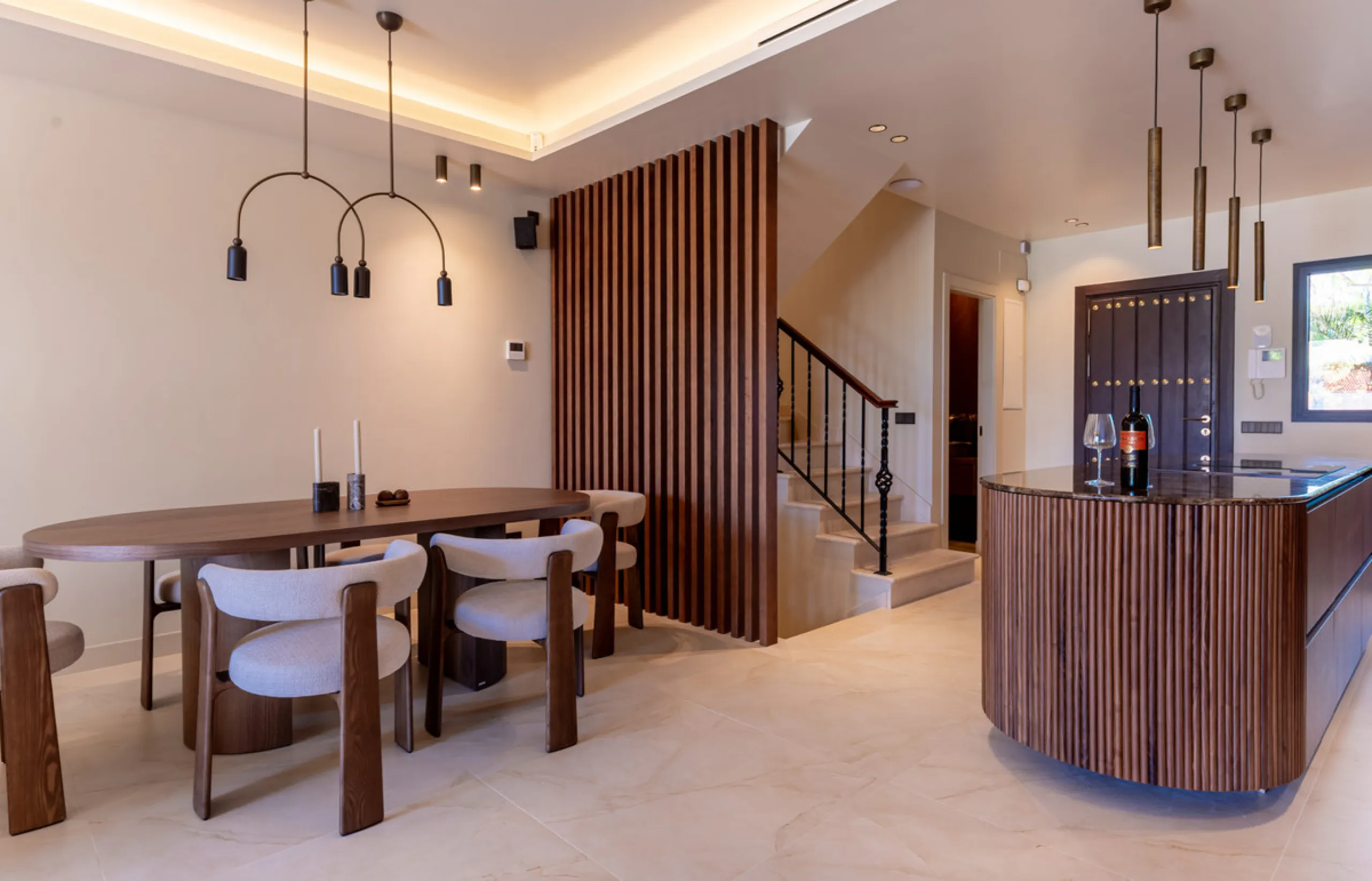 This fully renovated property is located in the desirable area of Altos de Puente Romano, less than a 20 minutes' walk to the well know Puente Romano Hotel, the beach and the promenade that links you to Marbella town and the renown Puerto Banus. Located i