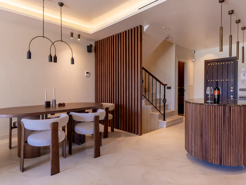 This fully renovated property is located in the desirable area of Altos de Puente Romano, less than a 20 minutes' walk to the well know Puente Romano Hotel, the beach and the promenade that links you to Marbella town and the renown Puerto Banus. Located i